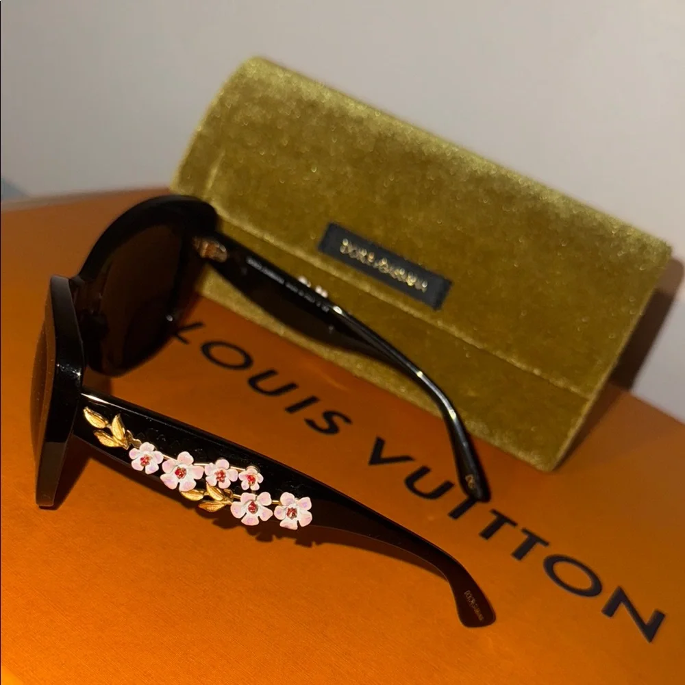 Dolce & Gabbana Black Sunglasses perfect condition!! - Picture 2 of 4